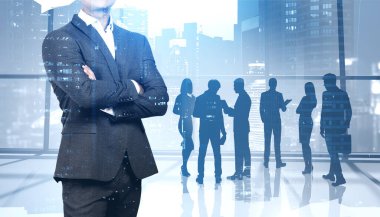 Panoramik ofiste kollarını kavuşturmuş, arka planda meslektaşları ve bulanık şehir manzarasına iki kez maruz kalmış tanınmayan kendine güvenen bir iş adamı. Takım çalışması kavramı. Tonu ayarlanmış resim