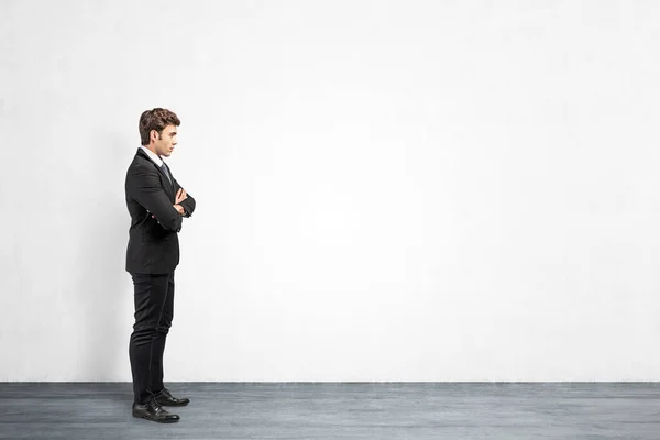 Retrato Lateral Comprimento Total Empresário Europeu Bonito Confiante Com Braços — Fotografia de Stock