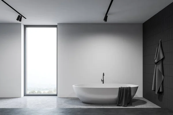 Bequeme Weiße Badewanne Geräumigen Loft Badezimmer Mit Weiß Und Grau — Stockfoto