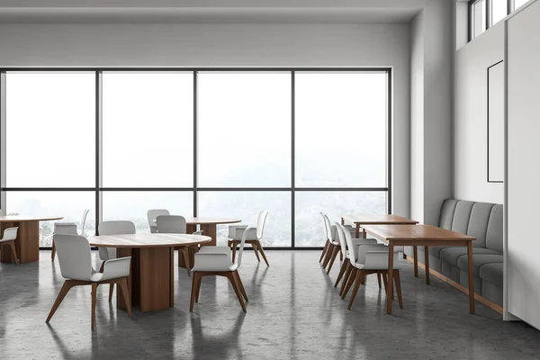 Interior Café Panorâmico Com Paredes Brancas Piso Concreto Mesas Madeira — Fotografia de Stock