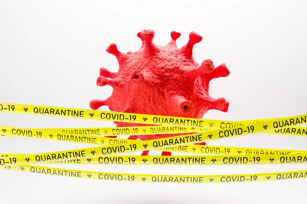 Coronavirus ncov covid 19 karantina ve tecrit kavramı. Beyaz zemin üzerinde kırmızı virüs modeli ve bant. 3d oluşturma