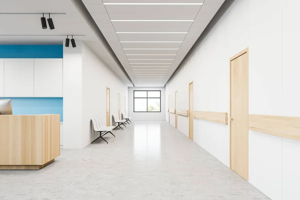 Ahşap Resepsiyon Masası Bilgisayar Şık Hastane Koridorunda Duruyor Beyaz Mavi — Stok fotoğraf