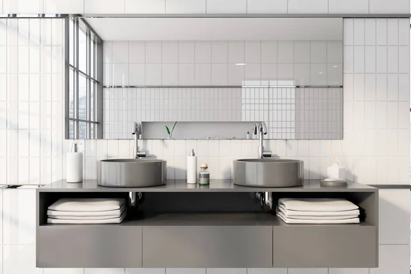 Modern Banyodaki Beyaz Fayanslı Duvarları Olan Yatay Aynalı Gri Tezgahın — Stok fotoğraf