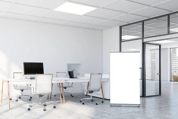 内饰时尚的开放式写字楼 配有白色墙壁 混凝土地板 一排白色电脑桌和垂直造型的招贴画框架 广告的概念 3D渲染 — 图库照片