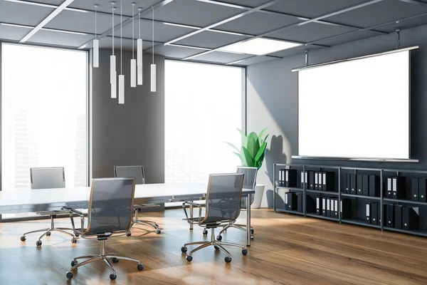 有灰色墙壁 木制地板 有黑色椅子的长会议桌和模拟投影屏幕的时髦会议室的内部 企业风格的概念 黑色城市景观 3D渲染 — 图库照片