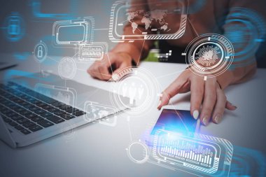Bulanık ofiste akıllı telefon ve dizüstü bilgisayar kullanan iş kadınının elleri fütüristik HUD iş arayüzünü iki kez gösteriyor. Yüksek teknoloji ve bilgi grafikleri kavramı. Tonu ayarlanmış resim