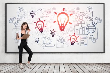 Genç Avrupalı iş kadını ya da öğrenci raporları panonun yanında duruyor ve üzerinde yaratıcı iş fikri çizimi var. İş eğitimi ve strateji kavramı