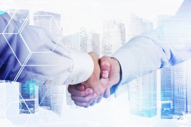 Şehirde iki iş adamının el sıkışırken iki kez bulanık ağ arayüzü kullanması. İnternet ve ortaklık kavramı. Tonu ayarlanmış resim