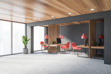 Gri duvarları, ahşap tavanı, fayanslı zemini ve parlak kırmızı sandalyeli ahşap bilgisayar masaları olan şık danışmanlık şirketinin köşesi. Bulanık şehir manzarası. 3d oluşturma