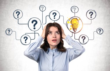 Üzerinde ampul ve soru işaretleri olan beton duvarın yanında duran dalgalı siyah saçlı şok olmuş genç bir kadının portresi. Seçim kavramı ve çözüm arayışı