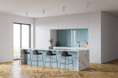 Beyaz ve mavi duvarları olan modern mutfağın köşesi, ahşap zemin, ocakta yapılmış beyaz tezgahlar, lavabo, mermer ve tabureli mavi bar. Bulanık tropikal manzaralı bir pencere. 3d oluşturma