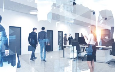 Bulanık iş adamları, beyaz kurumsal ofiste birlikte çalışıyorlar ve Moskova 'nın panoramasını iki kez gösteriyorlar. Ortaklık kavramı. Tonu ayarlanmış resim