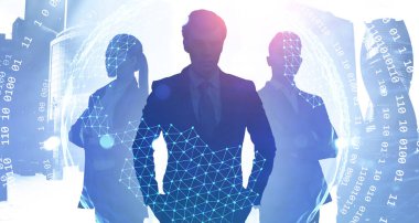 Moskova 'da üç kendine güvenen yönetici iki kat bulanık ağ arayüzü ve gezegen hologramıyla birlikte duruyorlar. İnternet ve iletişim kavramı. Tonu ayarlanmış resim