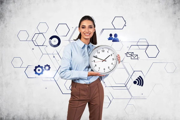 Fröhliche Junge Geschäftsfrau Mit Großer Uhr Die Der Nähe Einer — Stockfoto