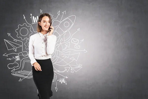 Joven Empresaria Sonriente Hablando Teléfono Inteligente Parado Cerca Una Pared — Foto de Stock