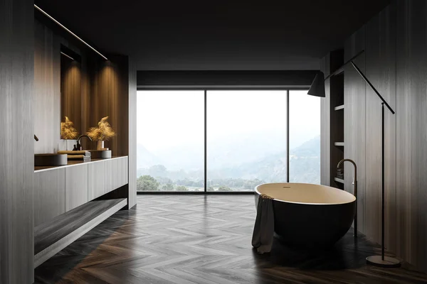 豪华的全景浴室的内部 有灰色和黑色的木制墙壁 木制地板 舒适的灰色浴缸和两个垂直的镜子双水池 山景朦胧的窗户 3D渲染 — 图库照片