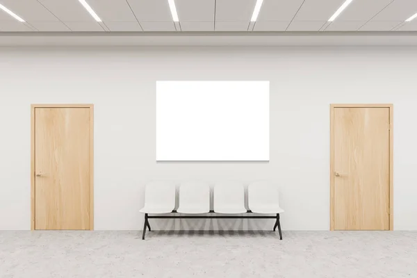白い壁 コンクリート床 木製のドアとそれらの上に水平モックアップポスターを持つ訪問者のための椅子と病院の廊下のインテリア 医療の概念 3Dレンダリング — ストック写真