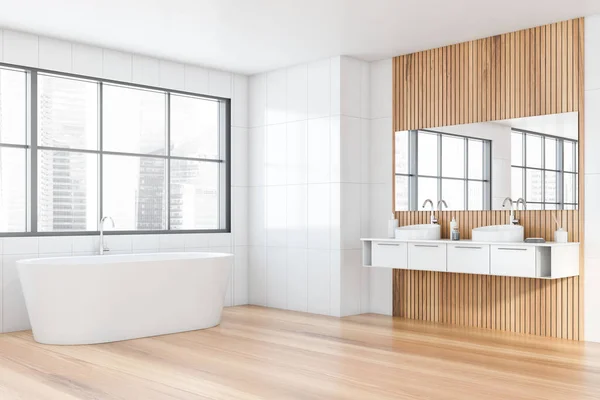 Ecke Des Geräumigen Badezimmers Mit Weißen Fliesen Und Holzwänden Holzboden — Stockfoto