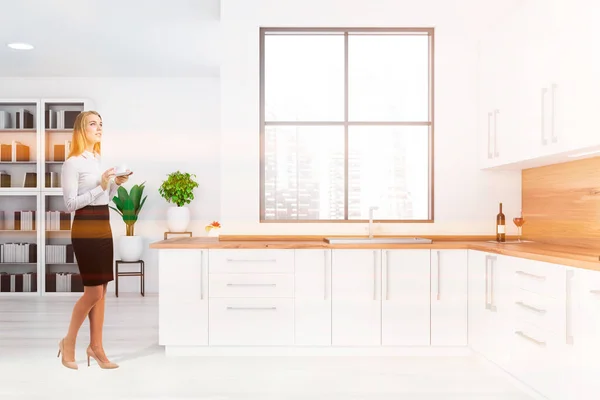 Gedachte Blonde Vrouw Met Koffie Moderne Keuken Met Witte Houten — Stockfoto