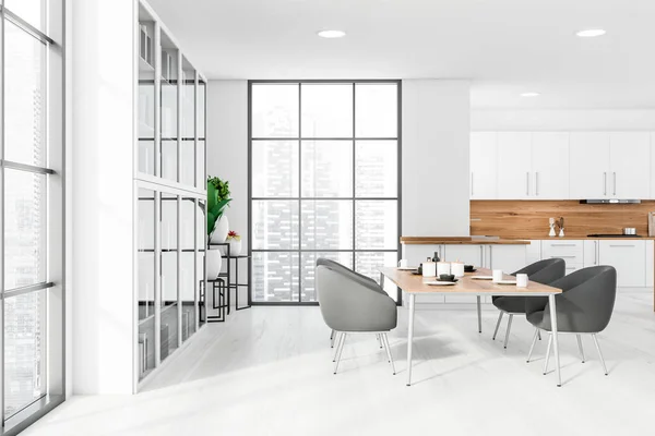 Innenraum Der Panoramaküche Mit Weißen Und Hölzernen Wänden Holzboden Weißen — Stockfoto