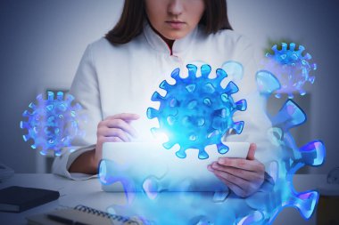 Tanımlanamayan kadın doktor bulanık ofisinde tablet bilgisayar kullanıyor ve Coronavirus skecini iki kez gösteriyor. Covid 19 tedavisi kavramı. Tonu ayarlanmış resim