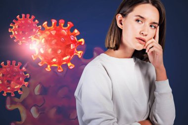 Mavi arka planda dikilen ve covid 19 Coronavirus 'u düşünen sıradan giyinmiş üzgün genç Avrupalı kadın portresi. Salgın ve depresyon kavramı