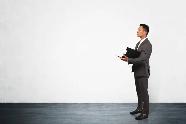 Portrait Serious Young Asian Businessman Holding Clipboard Concrete Wall Concept — Stock Photo, Image