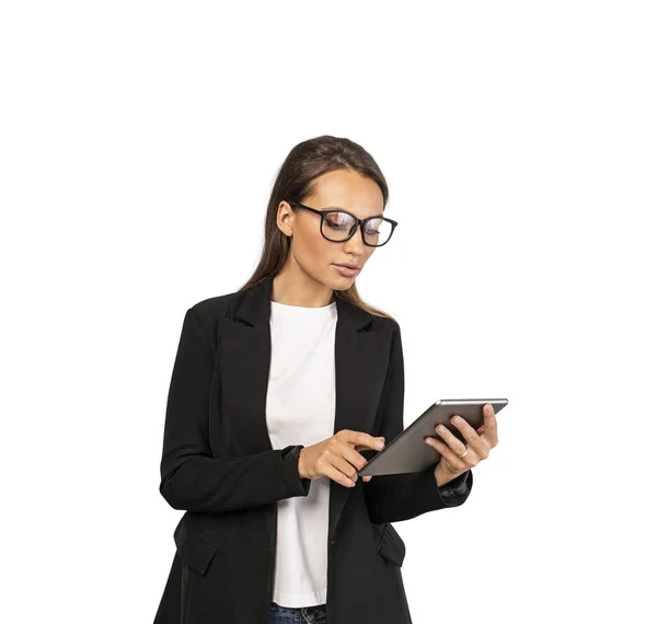 Retrato Isolado Jovem Empresária Europeia Séria Com Óculos Usando Computador — Fotografia de Stock