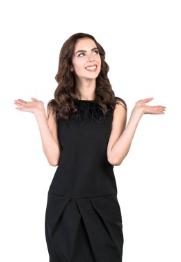 Siyah elbiseli, dalgalı siyah saçlı, gülümseyen genç bir kadının izole edilmiş portresi. İyi seçenekler ve reklamcılık kavramı