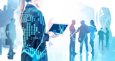 Moskova 'da takım arkadaşlarıyla dizüstü bilgisayar kullanan genç bir kadın tüccar. Bulanık finansal haritalar ve gezegen hologramına iki kez maruz kalmış. Borsa ve takım çalışması kavramı. Tonu ayarlanmış resim