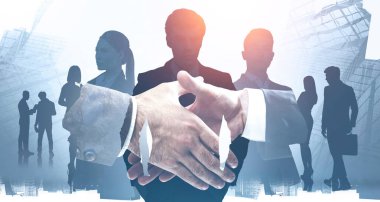 İki iş adamının soyut, bulanık şehirde farklı meslektaşlarının iki katı şekilde el sıkışması. Ortaklık ve anlaşma kavramı. Tonu ayarlanmış resim