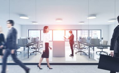 Bulanık, başarılı iş adamları modern panoramik ofiste birlikte çalışıyorlar. Takım çalışması ve kurumsal yaşam tarzı kavramı. Tonu ayarlanmış resim