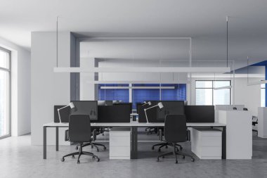 Havalı, parlak mavi duvarları, beton zemini, beyaz ve siyah bilgisayar tabloları olan bir ofis. Danışmanlık şirketi konsepti. 3d oluşturma