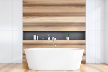 Beyaz fayanslı, tahta duvarlı, ahşap zeminli modern banyonun içi, rahat beyaz küvet ve kozmetik ürünlerle dolu raflar. 3d oluşturma