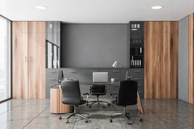 Gri ve ahşap duvarları, fayanslı zemini, ziyaretçiler için sandalyeli bilgisayar masası ve klasörlü kitaplıkları olan lüks CEO ofisinin içi. Yönetim kavramı. 3d oluşturma