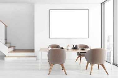 Panoramik lüks yemek odasının içinde beyaz duvarlar, ahşap zemin, bej koltuklu rahat masa, yatay model poster ve zarif merdiven. 3d oluşturma