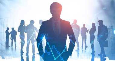 Kendine güvenen genç CEO 'nun portresi ve ekip üyelerinin siluetleri soyut şehirde birlikte çalışıyorlar ve bulanık dijital grafiğe iki kez maruz kalıyorlar. Liderlik ve borsa kavramı. Tonu ayarlanmış resim