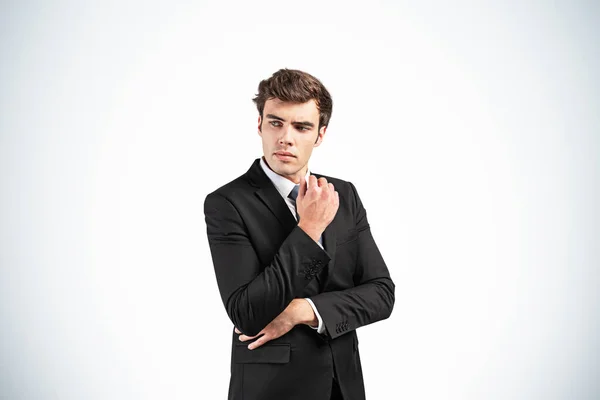 Retrato Pensativo Jovem Empresário Europeu Com Cabelo Castanho Ondulado Terno — Fotografia de Stock