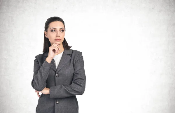 Retrato Una Joven Empresaria Reflexiva Con Pelo Oscuro Usando Traje — Foto de Stock