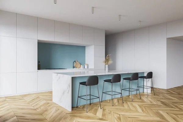 Roh Moderní Kuchyně Bílými Modrými Stěnami Dřevěná Podlaha Bílé Desky — Stock fotografie