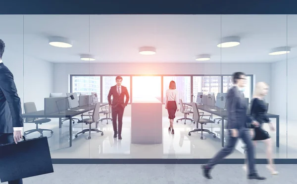 白いパノラマのオープンスペースのオフィスで一緒に働いているぼやけたビジネスの人々 チームワークとコンサルティング会社の概念 トーン画像 — ストック写真
