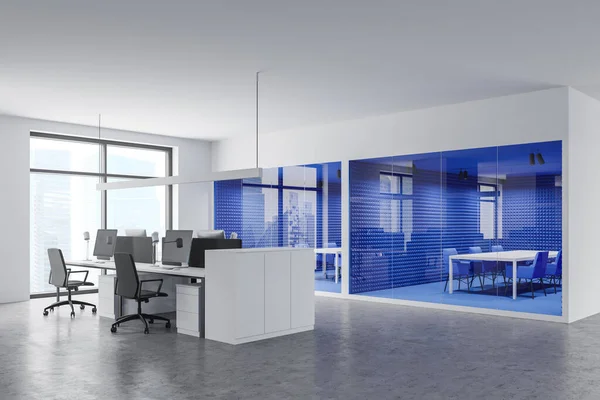 Ecke Eines Modernen Großraumbüros Mit Weißen Und Hellblauen Wänden Computertischen — Stockfoto