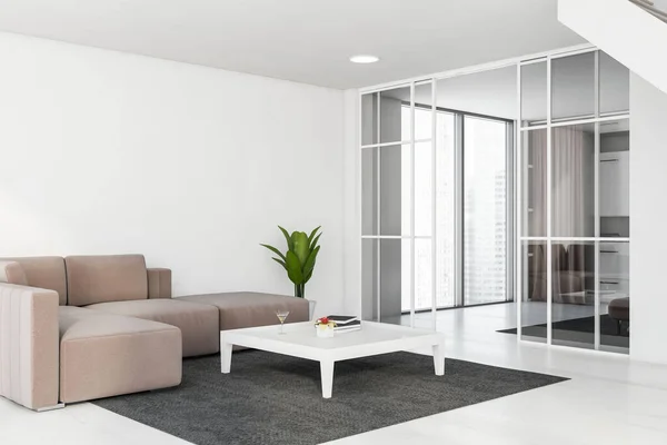 Hjørne Stilfuld Stue Med Hvide Vægge Trægulv Komfortabel Beige Sofa - Stock-foto