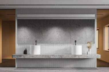 Beyaz ve cam duvarlı tavan arası banyosu, beton zemin, taş rafta duran çift lavabo ve büyük yatay ayna. 3d oluşturma
