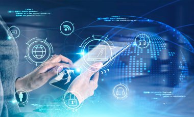Bulanık odada tablet kullanan iş kadınının elleri fütüristik online iş arayüzü ile çift pozlama. İnternet kavramı ve koronavirüs salgını sırasında evde çalışma kavramı. Tonu ayarlanmış resim