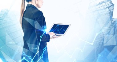 Soyut şehirde dizüstü bilgisayar kullanan genç bir kadın tüccar. Bulanık finansal tablolara iki kez maruz kalmış. Borsa kavramı. Tonu ayarlanmış resim