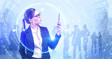 Bulanık şehirde akıllı telefon kullanan gözlüklü genç ve güzel bir iş kadını. Ekibi arka planda ve internet arayüzünü iki kez kullanıyor. Çevrimiçi iş kavramı. Tonu ayarlanmış resim