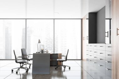 Gri ve ahşap duvarları, fayanslı zemini, ziyaretçiler için sandalyeli bilgisayar masası ve klasörlü kitaplıkları olan panoramik CEO ofisinin içi. Bulanık şehir manzarası. 3d oluşturma