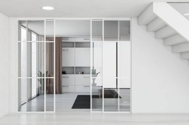 Beyaz duvarları, ahşap zemini, rahat gri kanepesi ve cam kapıların arkasında beyaz kitaplığı olan rahat bir oturma odası. 3d oluşturma