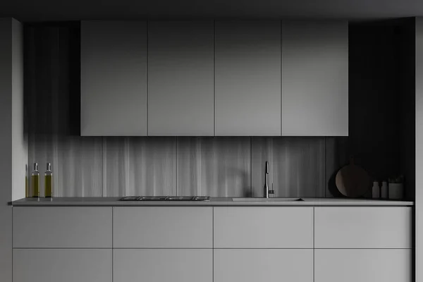 关闭灰色的橱柜和台面与内置水池和炊具站在现代厨房与黑暗的木制墙壁 3D渲染 — 图库照片